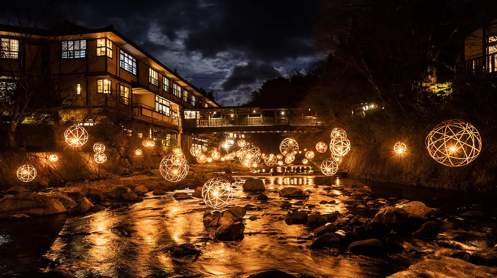 黒川温泉を散策する画像